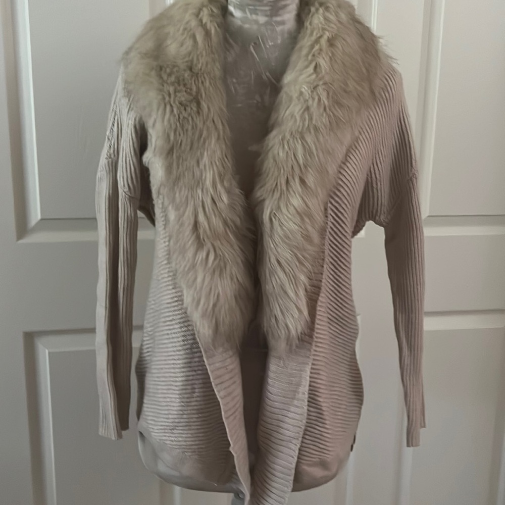 Sweater with fur collar